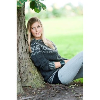 Sweater med rosenbort designet af Charlotte Hjelholt
