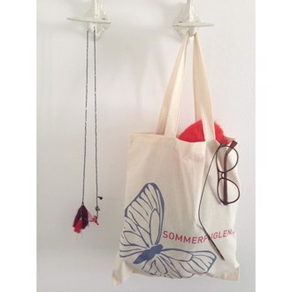 Strikkepose i lyst lærred med Sommerfuglens logo