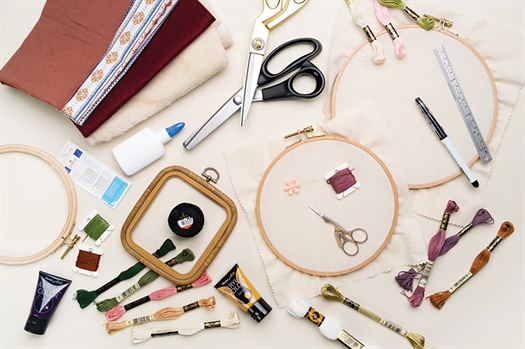 EMBROIDERED INTERIORS af Penny Dowdell