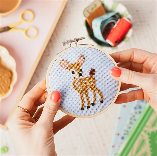 Deer Beginner Cross Stitch Kit fra Cotton Clara