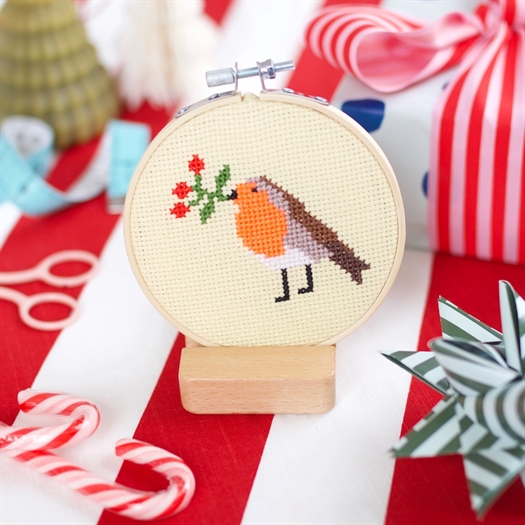 ROBIN AND BERRY CROSS STITCH KIT fra Cotton Clara