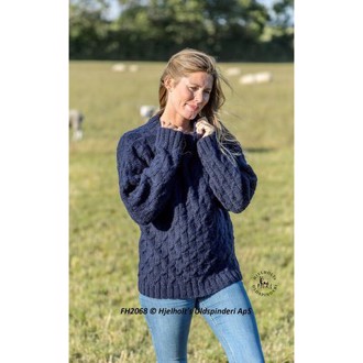 Struktursweater designet af Lise Harder