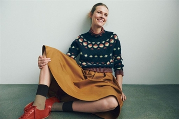 GUNTA SWEATER designet af Helga Isager