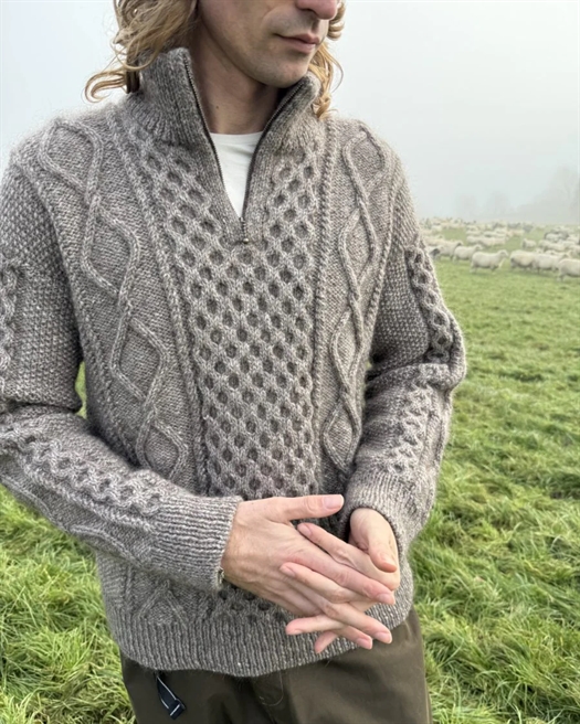 DAGMAR ZIPPER SWEATER MAN fra PetiteKnit