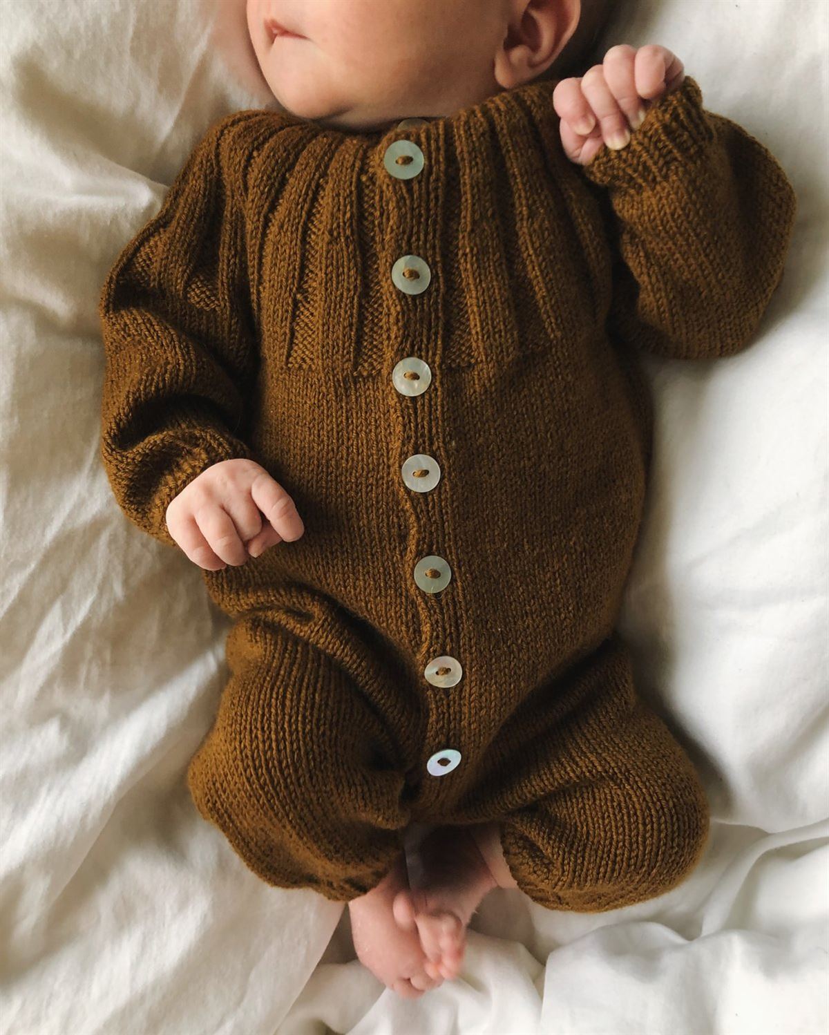 Direkte Soldat Intrusion Sunday Suit fra PetiteKnit - skøn dragt til baby