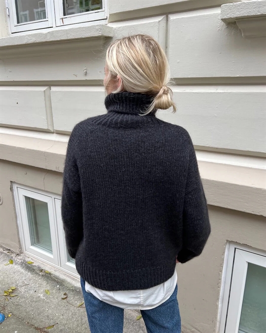 WEDNESDAY SWEATER fra PetiteKnit