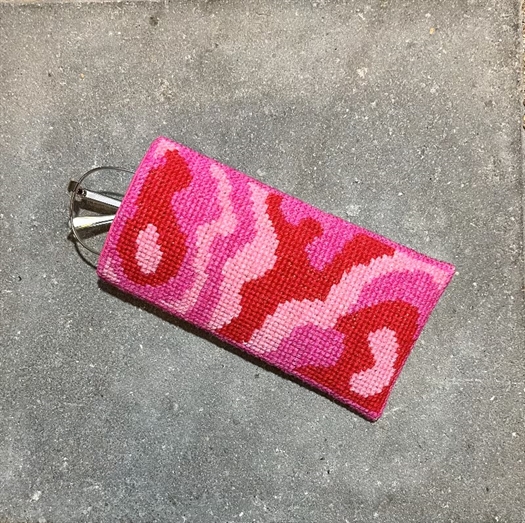 PINK WAVES BRILLEETUI fra Pomp Stitch