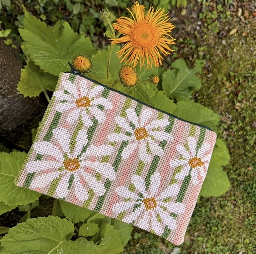 MARGUERITTER PÅ STRIBER CLUTCH fra PompStitch