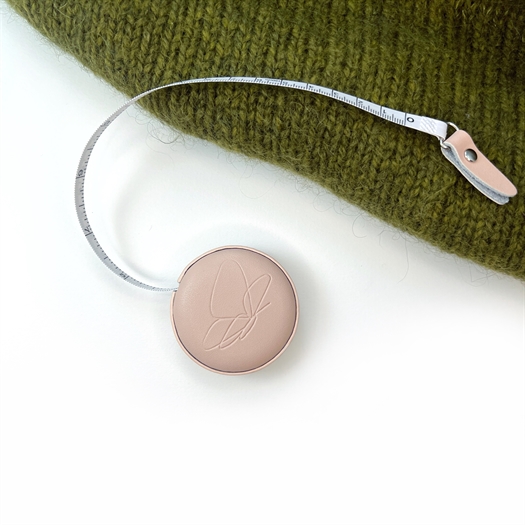 SOMMERFUGLENS MÅLEBÅND MED LYST LÆDER 