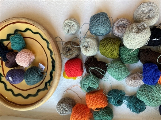 STRIK MED FARVER - LUKSUS BRODERI GET AWAY PÅ KRAGERUP GODS