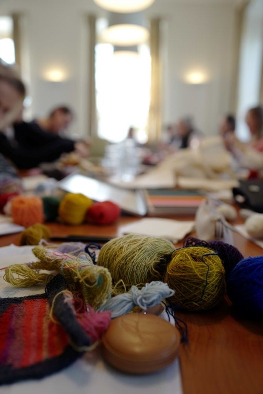 STRIK MED FARVER - LUKSUS BRODERI GET AWAY PÅ KRAGERUP GODS