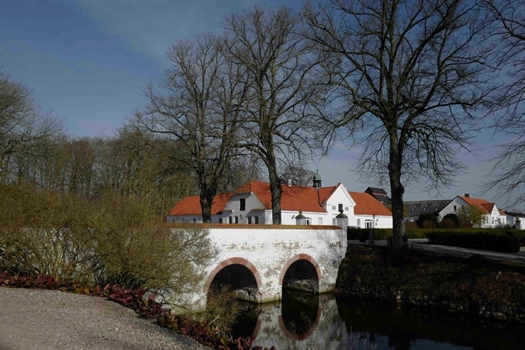 STRIK MED FARVER - LUKSUS BRODERI GET AWAY PÅ KRAGERUP GODS