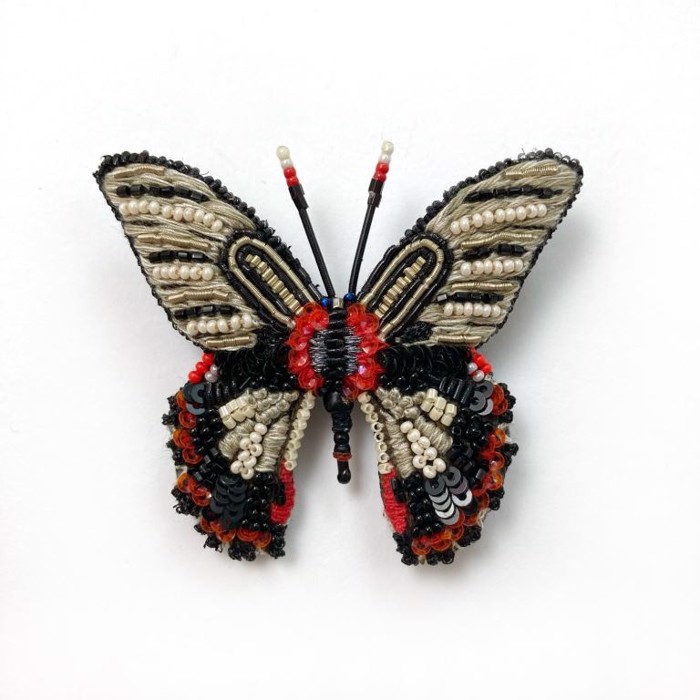 Black Ballerina Butterfly broche fra Trovelore