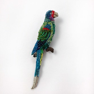 Mexican Green Macaw broche fra Trovelore